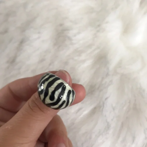 Zebra Ring - Picture 4 of 4